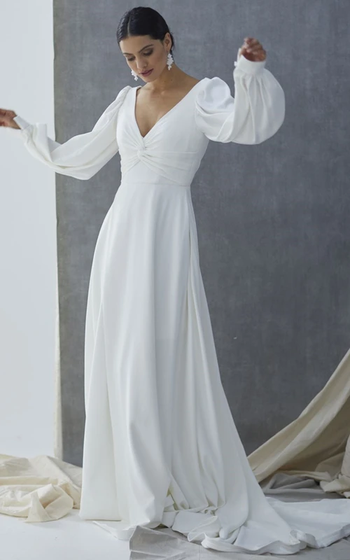 Vestido de novia sexy de corte A con escote en V, bolsillos y cola.