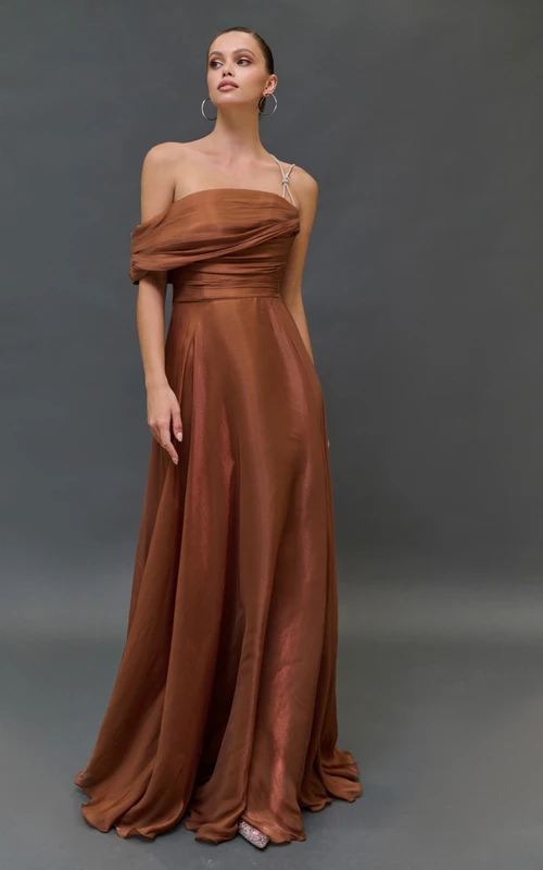 Robe longue à épaules dénudées et froncée, avec bretelles