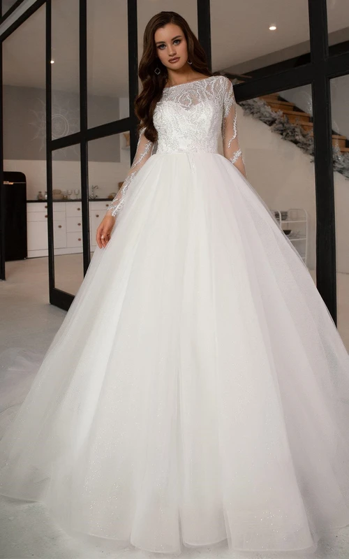 Vestido de novia modesto de tul con escote barco y mangas largas, corte en A, con pedrería.