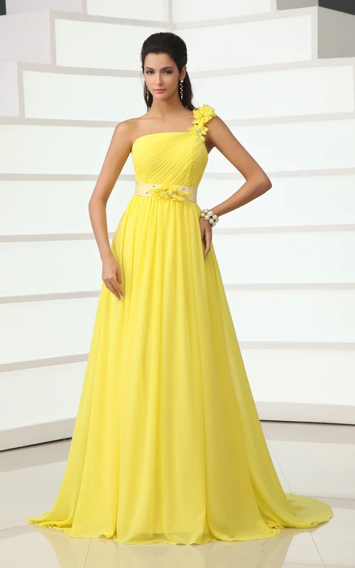 Magnifique robe de soirée asymétrique en mousseline de soie à imprimé floral, ornée d'une ceinture à fleurs.