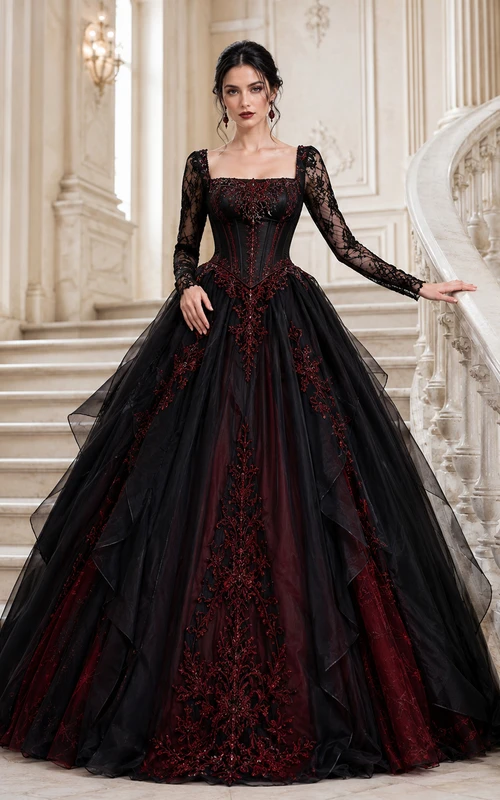 Schwarzes, gotisches, eckiges Ballkleid mit Illusionsausschnitt, langen Ärmeln und gestufter Spitze