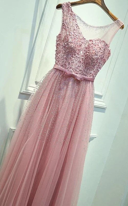Kleid aus Spitze und Organza mit Stickereien