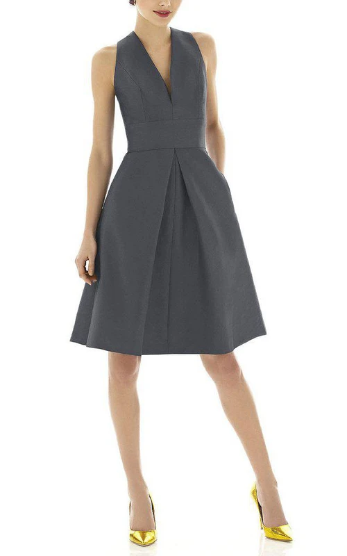 Vestido corto de satén con escote en V y corte en A con pliegues.