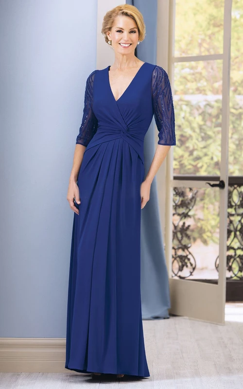 Vestido largo de manga corta con escote en V, abalorios y pliegues.