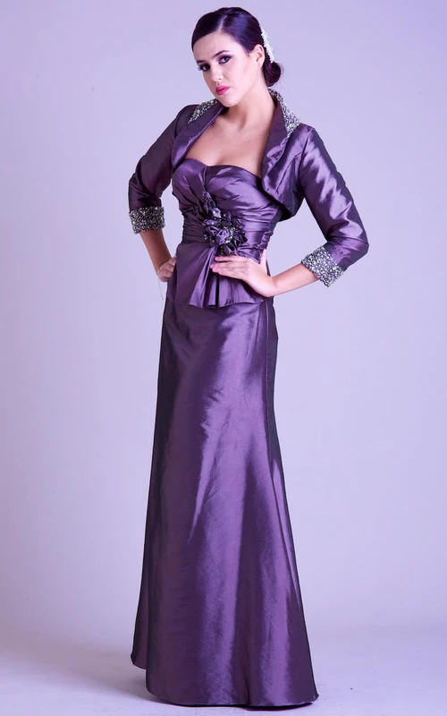 Robe de bal longue en satin, fourreau, sans bretelles, à manches 3-4, ornée de perles, avec cape et fleur.