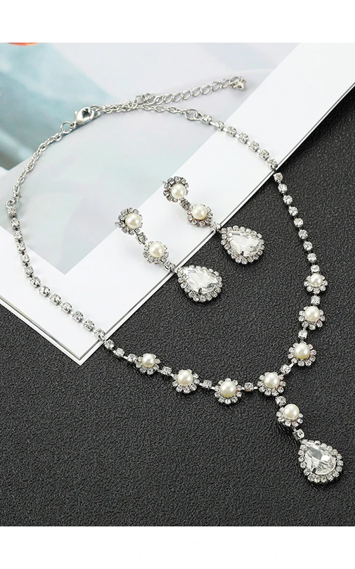 Einzigartiges Schmuckset aus Halskette und Ohrringen mit Strasssteinen in Blumenform