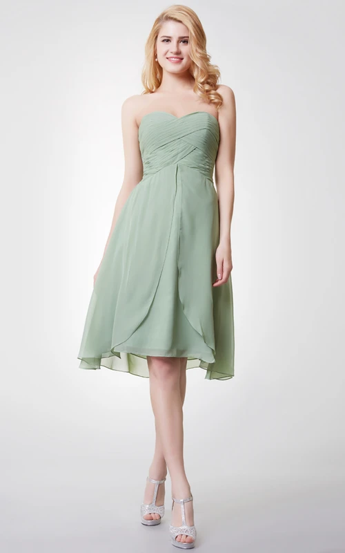 Knielanges Chiffonkleid mit Stufen und herzförmigem, überkreuztem Saum