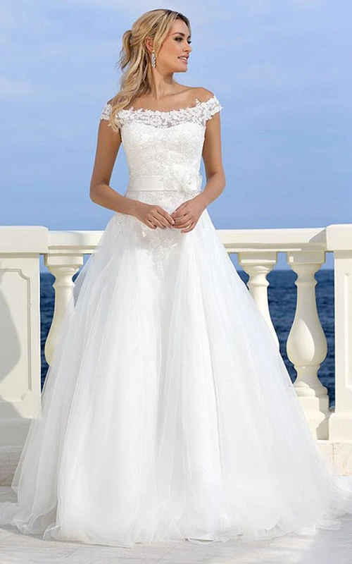 Robe de mariée en tulle ornée d'appliqués, épaules dénudées et nœud long