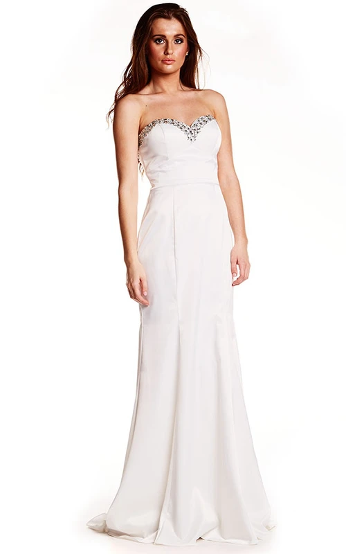 Robe de bal en mousseline de soie sans manches à décolleté cœur et perles, avec traîne.