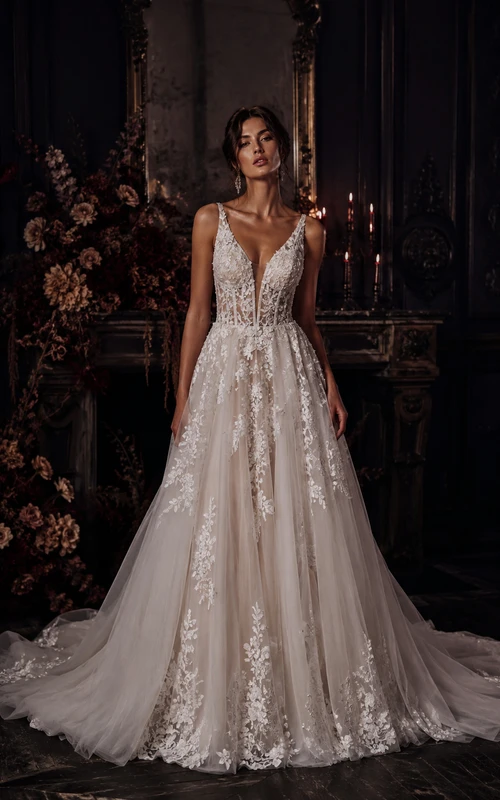 Robe de mariée trapèze en tulle et dentelle à décolleté plongeant en V