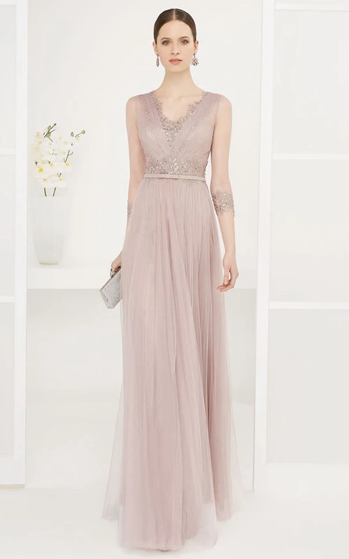 Ärmelloses, perlenbesetztes, bodenlanges Tüll-Abendkleid mit V-Ausschnitt