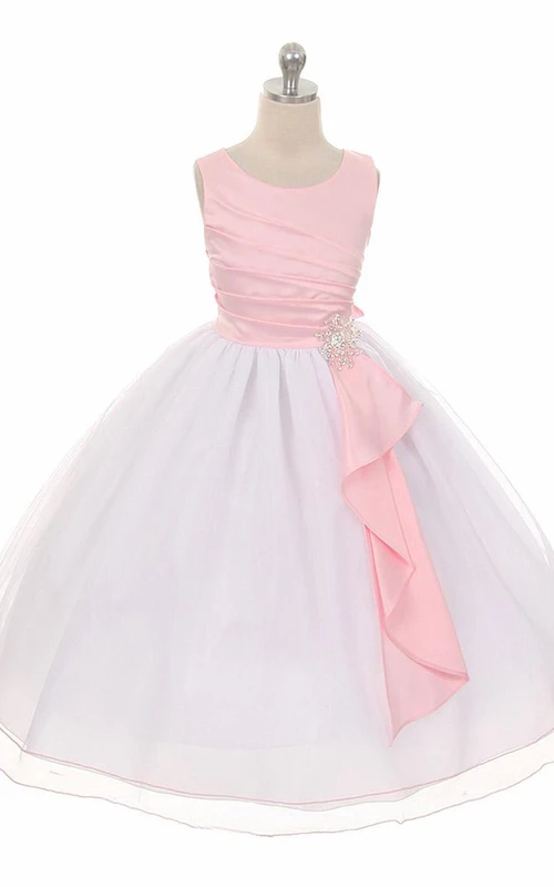 Vestido de niña de flores de satén plisado con broche, largo hasta la rodilla y volantes.