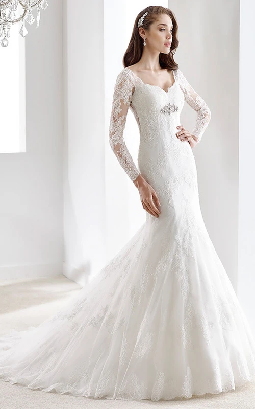 Vestido de sirena ajustado con escote corazón, pliegues, apliques y espalda con cordones.