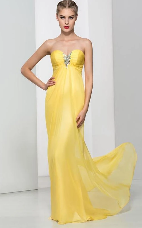 Langes Ballkleid mit herzförmigem Ausschnitt und Kristallfalten