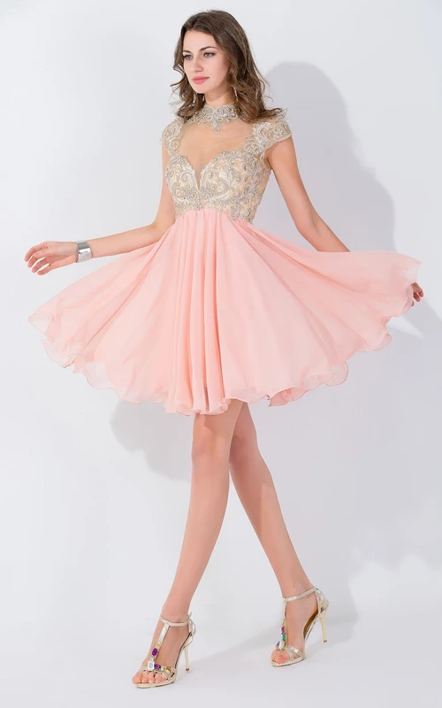 Vestido moderno de gasa con cuello alto, mangas cortas y apliques de cuentas para la fiesta de bienvenida.
