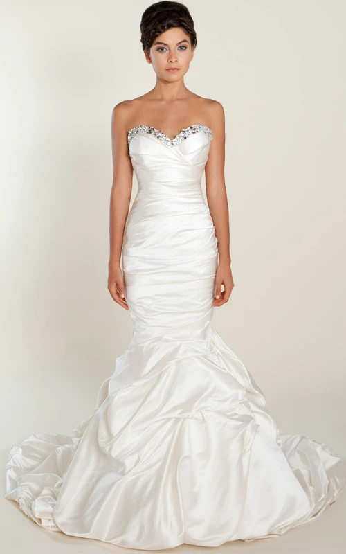 Vestido de novia de satén sin mangas con escote corazón y detalles de cuentas, estilo sirena.