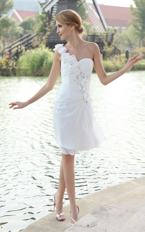 Robe courte asymétrique en mousseline à bretelles fleuries