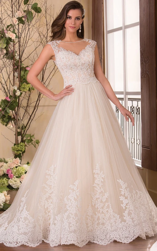 Vestido de corte A con escote barco y mangas cortas, corpiño con apliques.