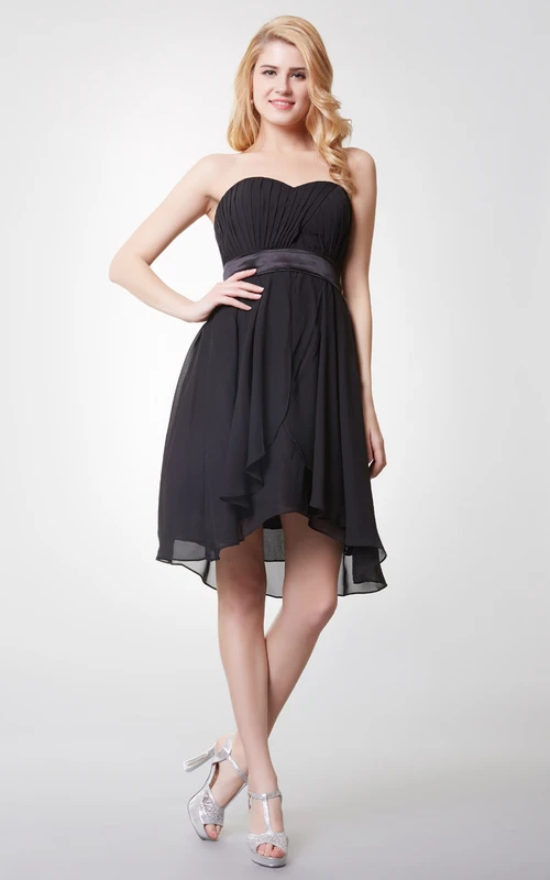 Kurzes, kurzes A-Linien-Kleid mit Empire-Taille und herzförmigem Herzausschnitt sowie Satin-Gürtel