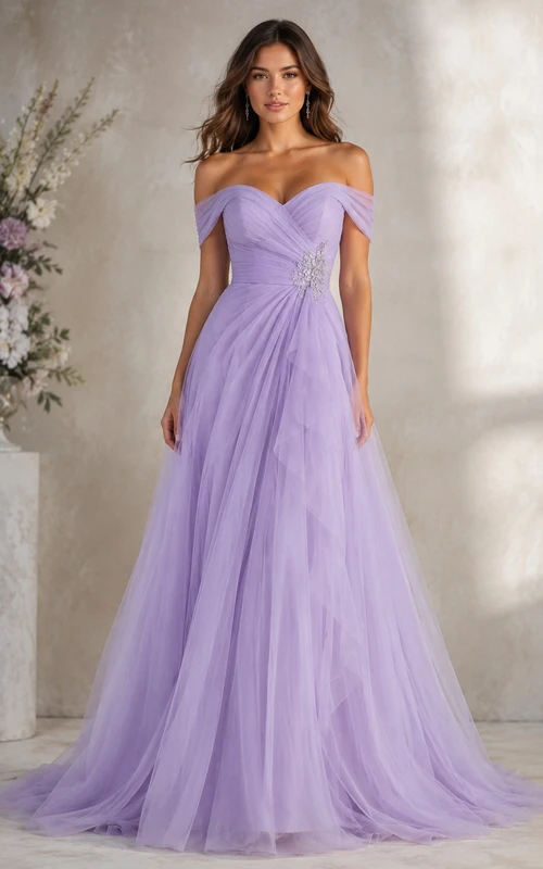 Vestido de fiesta lila con hombros descubiertos, falda de tul fluida y detalle de cuentas en la cintura.