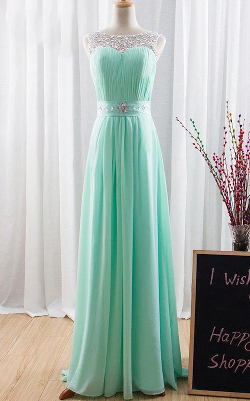 Vestido de gasa y encaje de corte A con detalles de pedrería y espalda tipo corsé.