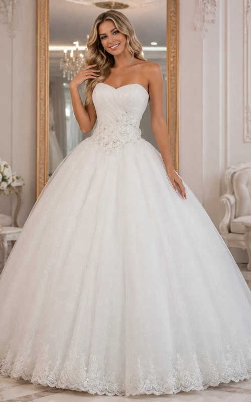 Robe de bal maxi trapèze à épaules dénudées, décolleté asymétrique en cœur, sans manches, ornée de perles, dos corset, en tulle, dentelle et satin.