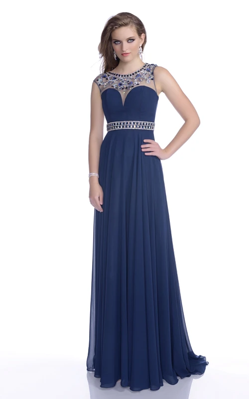 Vestido de fiesta de gasa sin mangas con corte en A, espalda con abertura y cintura adornada con joyas.