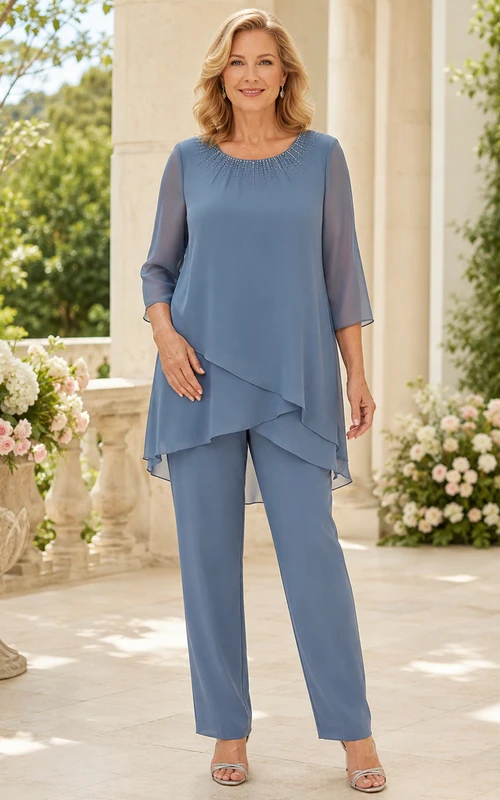 Stahlblauer, figurschmeichelnder, mehrlagiger Tunika-Hosenanzug für die Mutter der Braut mit Rundhalsausschnitt, asymmetrischem Dreiviertel-Oberteil und gerader Knöchelhose