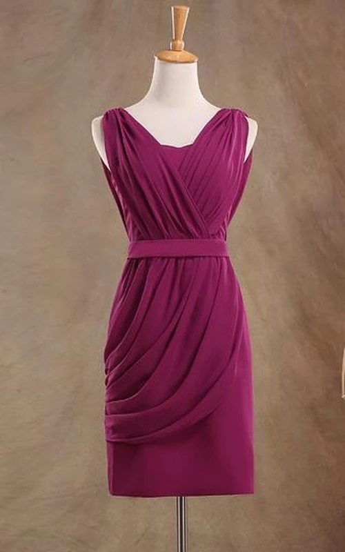Ärmelloses, kurzes Chiffon-Etuikleid mit V-Ausschnitt und Falten