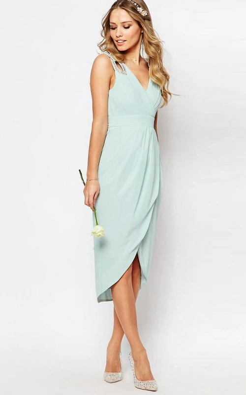 Ärmelloses Chiffon-Brautjungfernkleid mit asymmetrischem Saum, überkreuzten Trägern und V-Ausschnitt