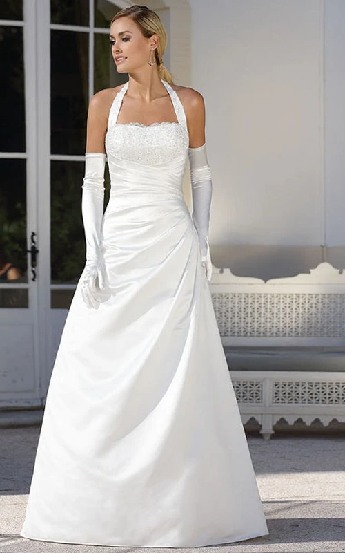 Vestido de novia de satén sin mangas, con escote halter, drapeado lateral y corte en A, largo hasta el suelo, con pedrería.