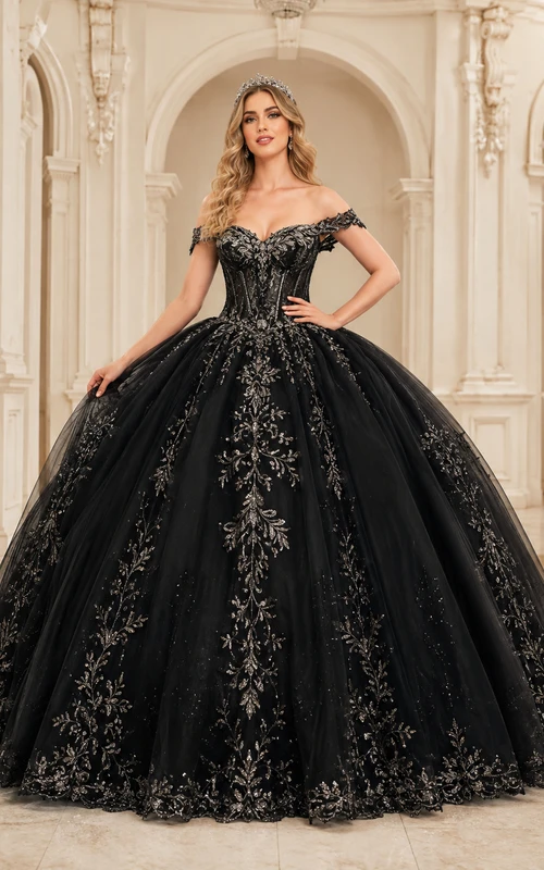 Vestido de gala largo hasta el suelo, estilo princesa, negro, con hombros descubiertos, encaje y tul bordado en plata, ideal para quinceañeras o fiestas formales.