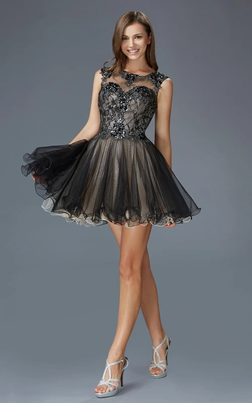 Robe courte trapèze sans manches en tulle avec découpe en forme de goutte, dentelle et appliques