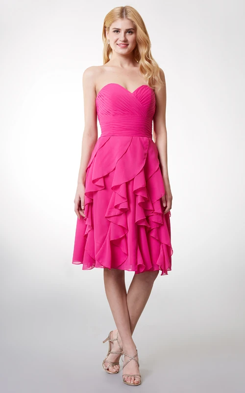 Ärmelloses, kurzes Chiffonkleid mit Rüschen und Raffungen