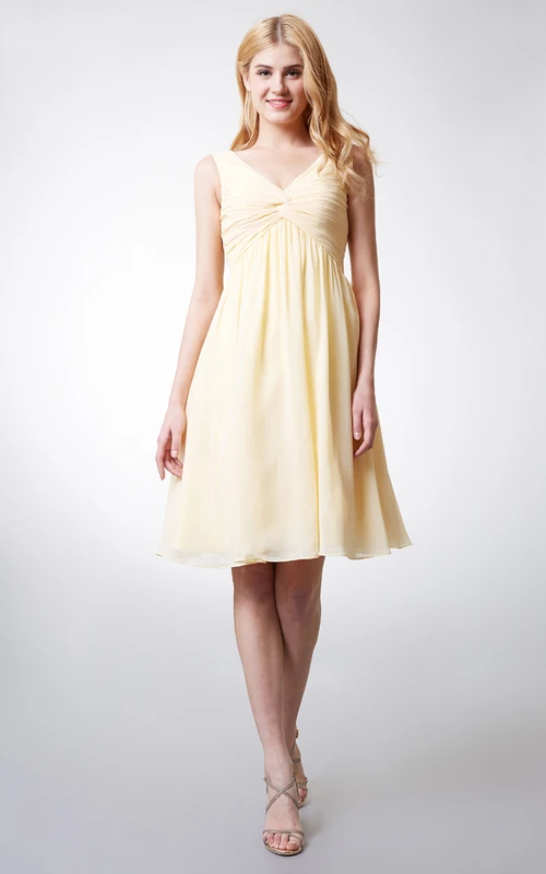 Knielanges Brautjungfernkleid aus Chiffon mit Empire-Schnitt, V-Ausschnitt, Raffungen und Falten