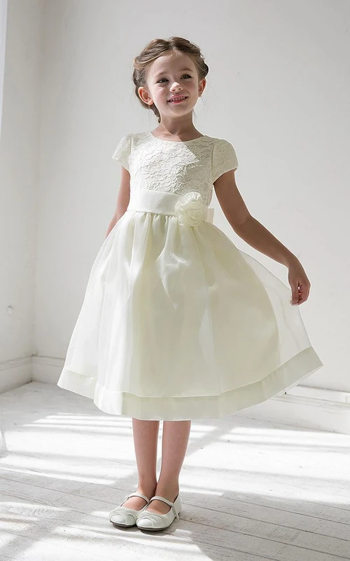 Robe de demoiselle d'honneur mi-longue à volants en dentelle et organza à motifs floraux, avec ceinture.