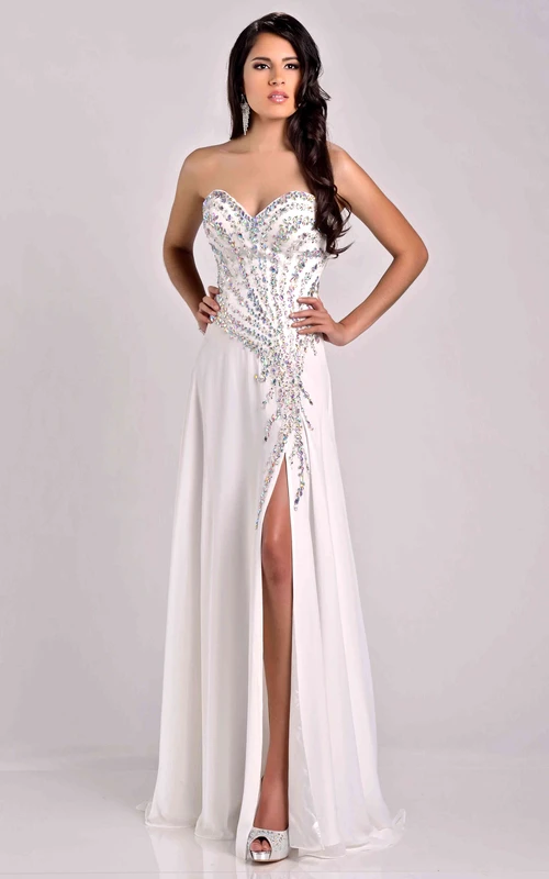 Vestido de fiesta de gasa con escote corazón y abertura lateral, detalles de cristal.