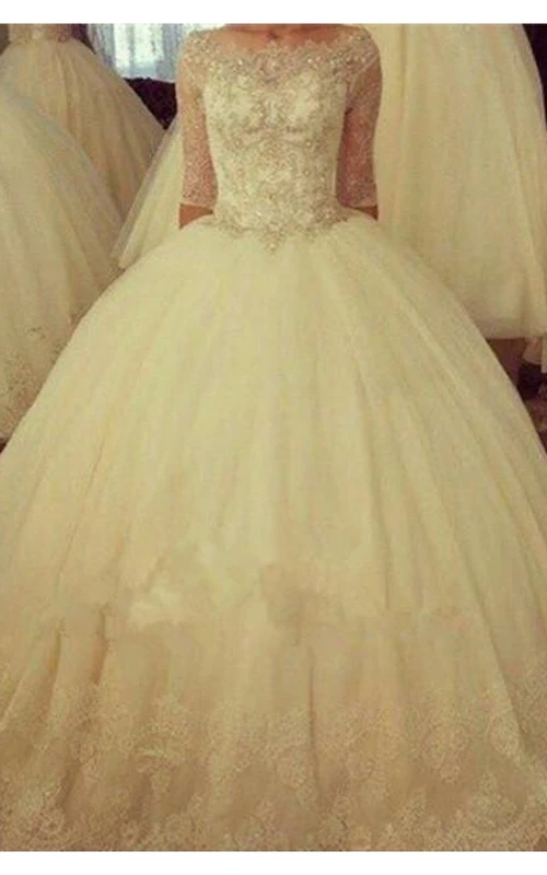Vestido de novia de gala con delicado encaje de tul y mangas cortas.