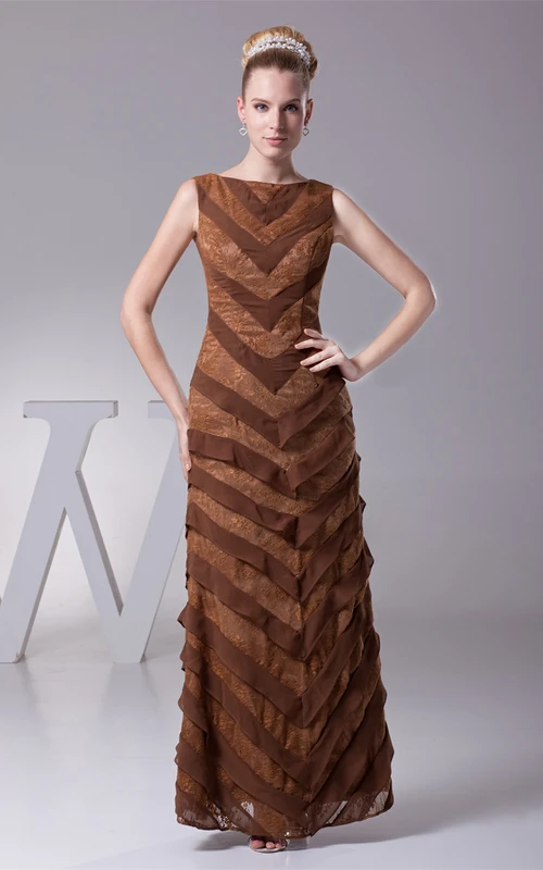 Robe fourreau sans manches en mousseline à volants et broderies en dentelle, style bateau.