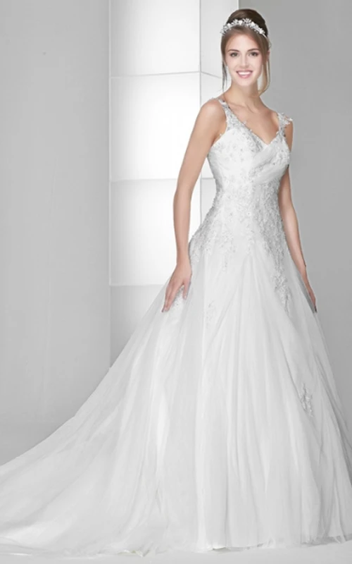 Robe de bal longue sans manches en tulle et satin, ornée de perles et d'appliques, à col en V.