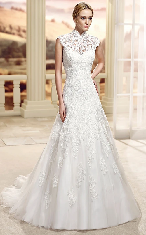 Robe de mariée longue en dentelle, coupe trapèze, sans manches, à col montant et ornée d'appliqués