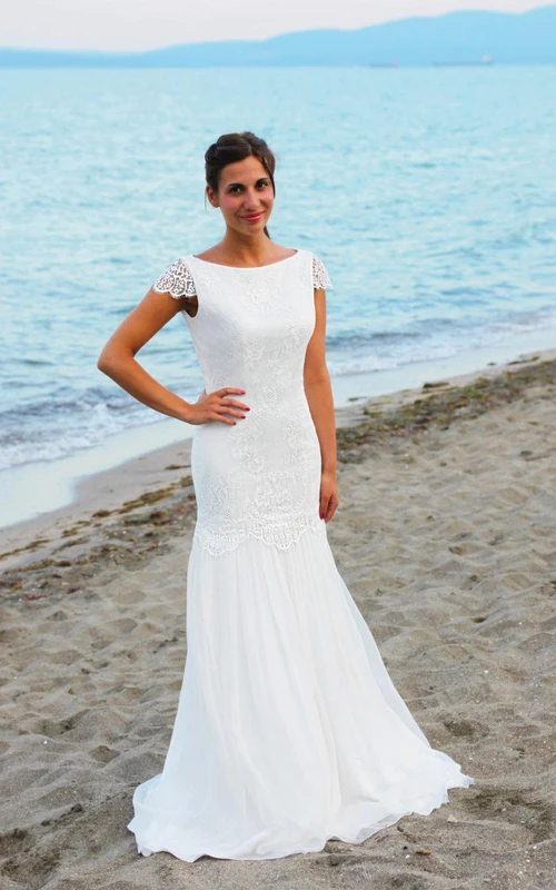 Robe sirène en dentelle à manches courtes et col bateau avec dos nu en forme de goutte, manches courtes et encolure bateau.