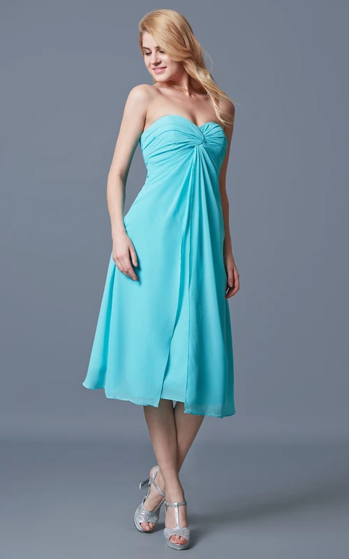 Robe en mousseline de soie mi-longue à décolleté en cœur et fronces, coupe trapèze.