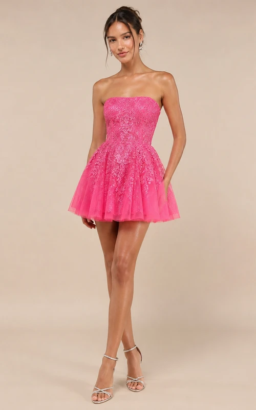 Robe de bal courte trapèze sans bretelles en tulle avec appliques