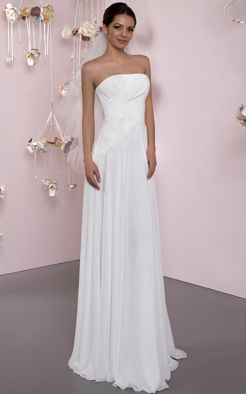 Vestido de novia largo de gasa, sin tirantes, con fruncido, espalda tipo corsé y pliegues.