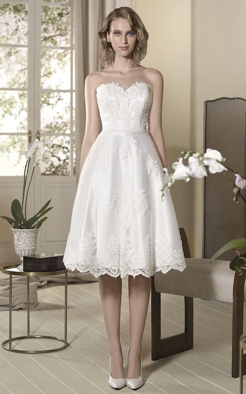 A-Line Appliqued Knee-Length Sweetheart Sleeveless Satin&Lace Wedding Dress