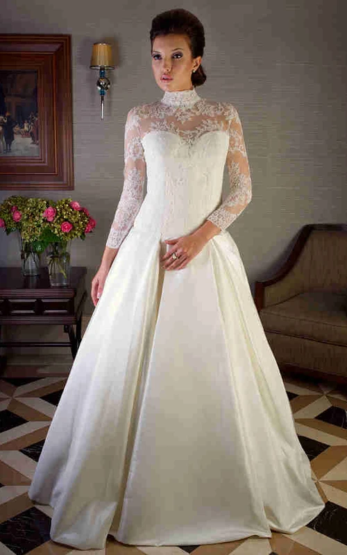 Hochgeschlossenes, bodenlanges Brautkleid aus Spitze und Satin mit langen Ärmeln und langen Ärmeln