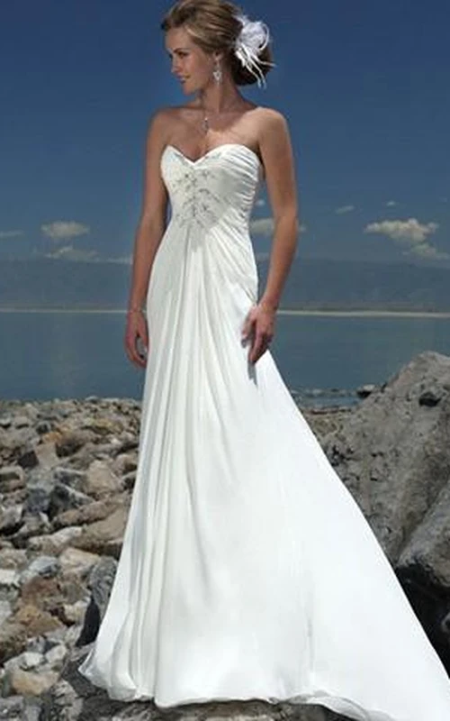 Robe de mariée trapèze décolleté cœur à volants et perles en mousseline avec traîne courte
