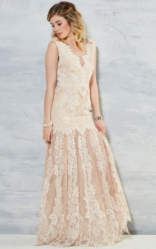 Ärmelloses, figurbetontes Brautkleid mit V-Ausschnitt, langen Spitzenapplikationen und V-Rücken.
