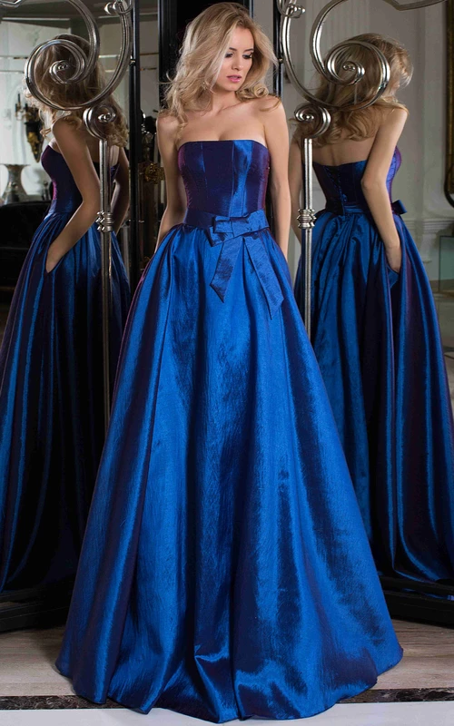 Robe de bal longue trapèze sans bretelles et sans manches en satin, ornée d'un nœud, avec dos corset et traîne.